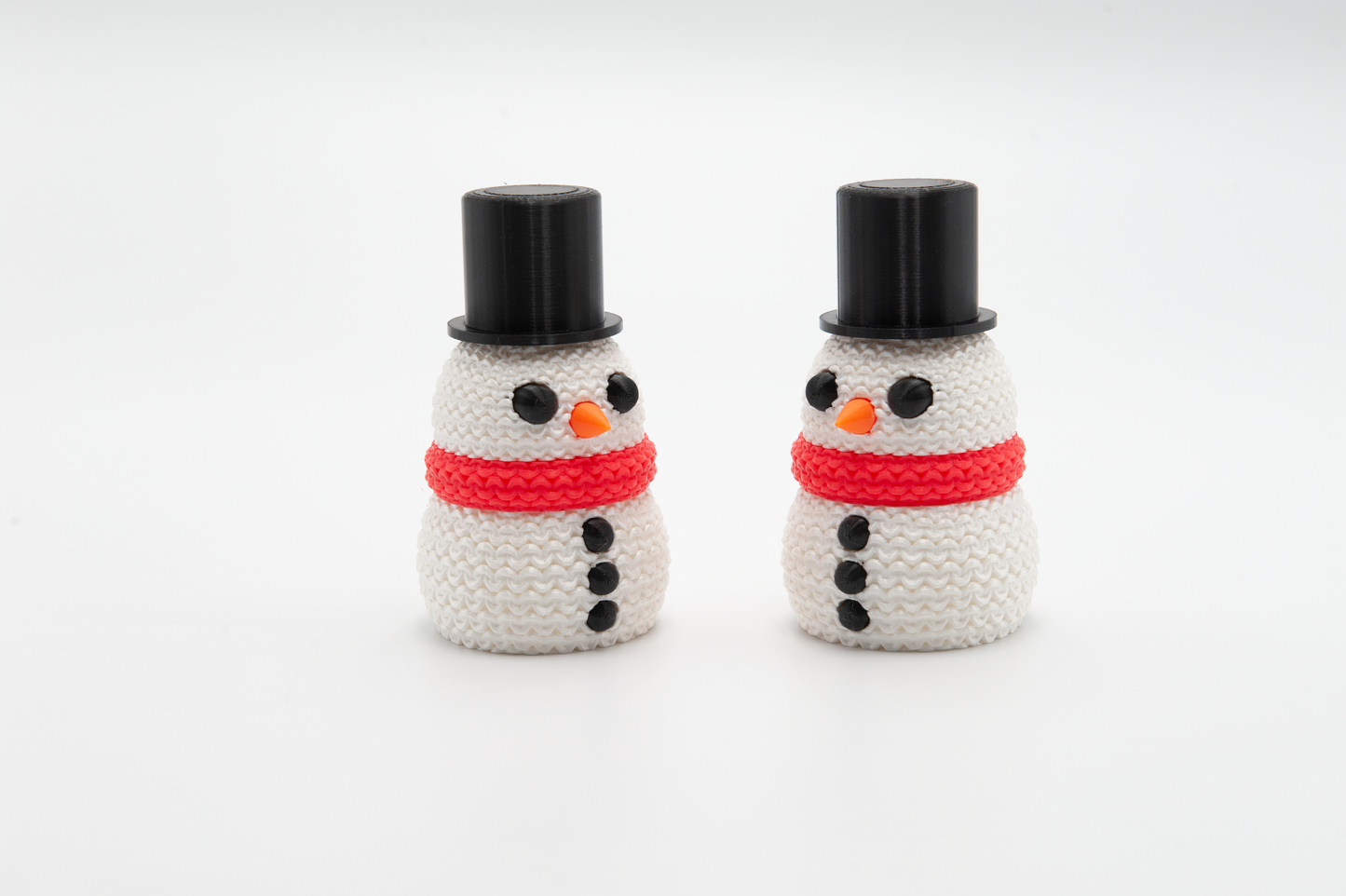 Putzige Schneemannfigur im Strickmuster