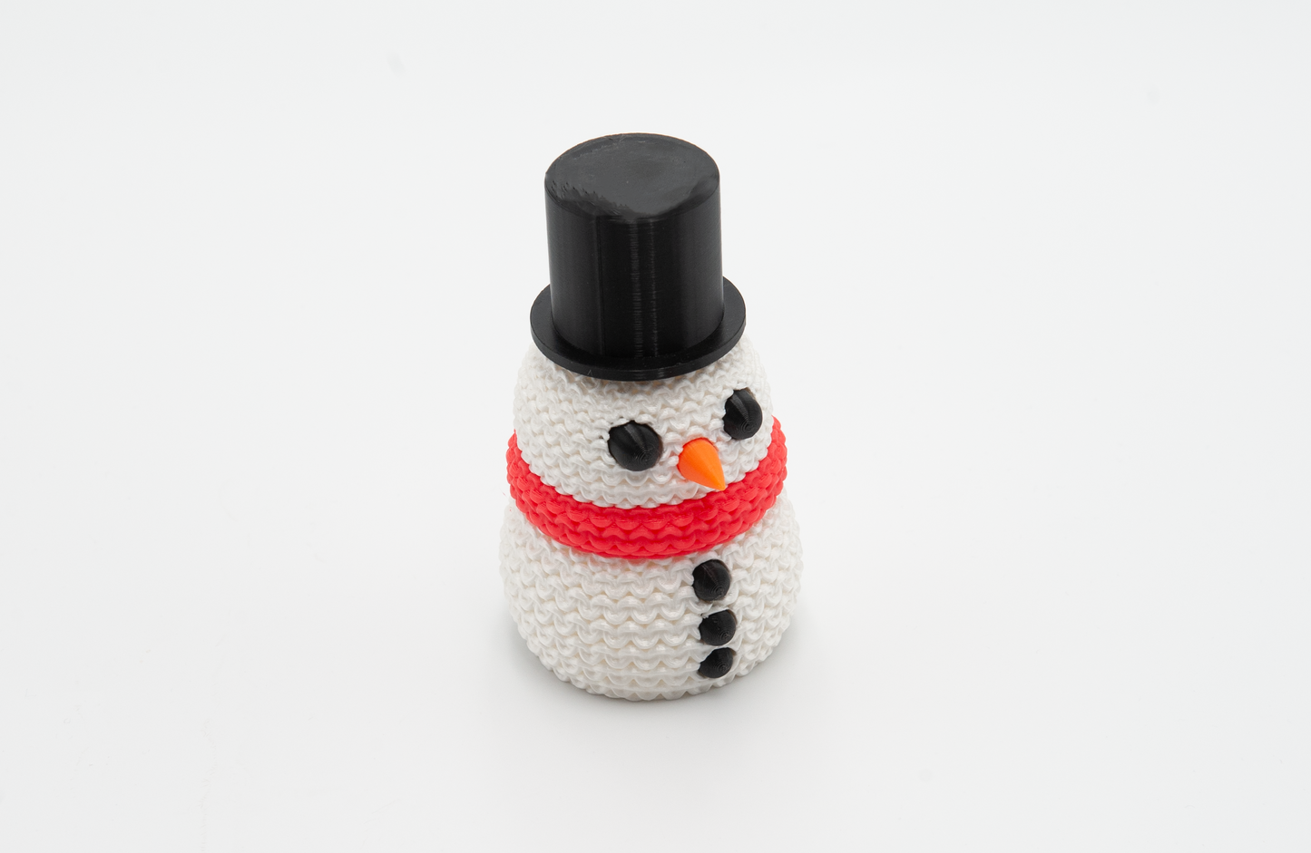 Putzige Schneemannfigur im Strickmuster