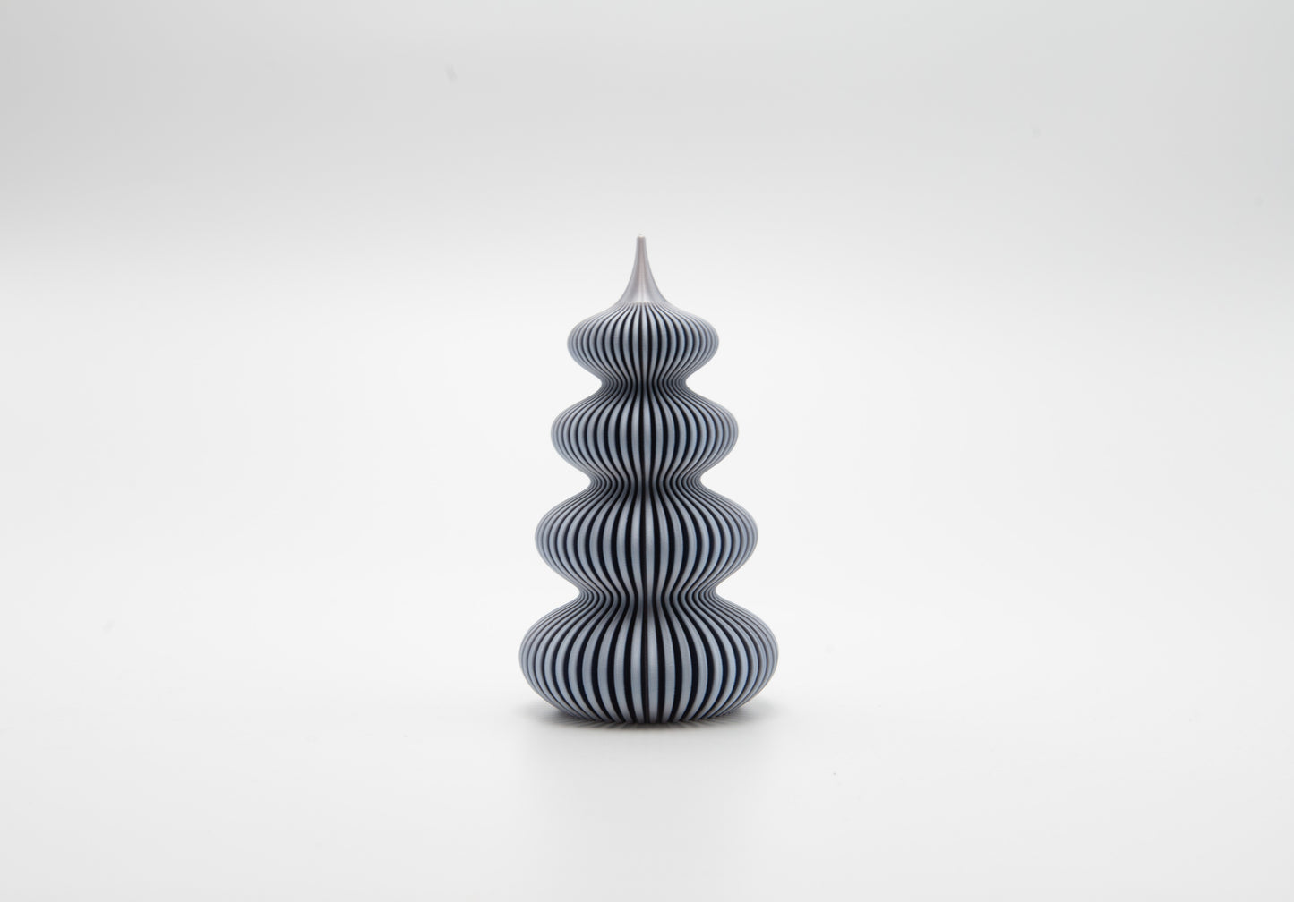 Moderne Weihnachtsbäume (klein und groß)