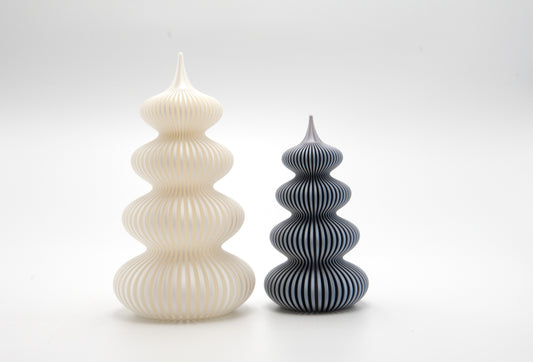 Moderne Weihnachtsbäume (klein und groß)